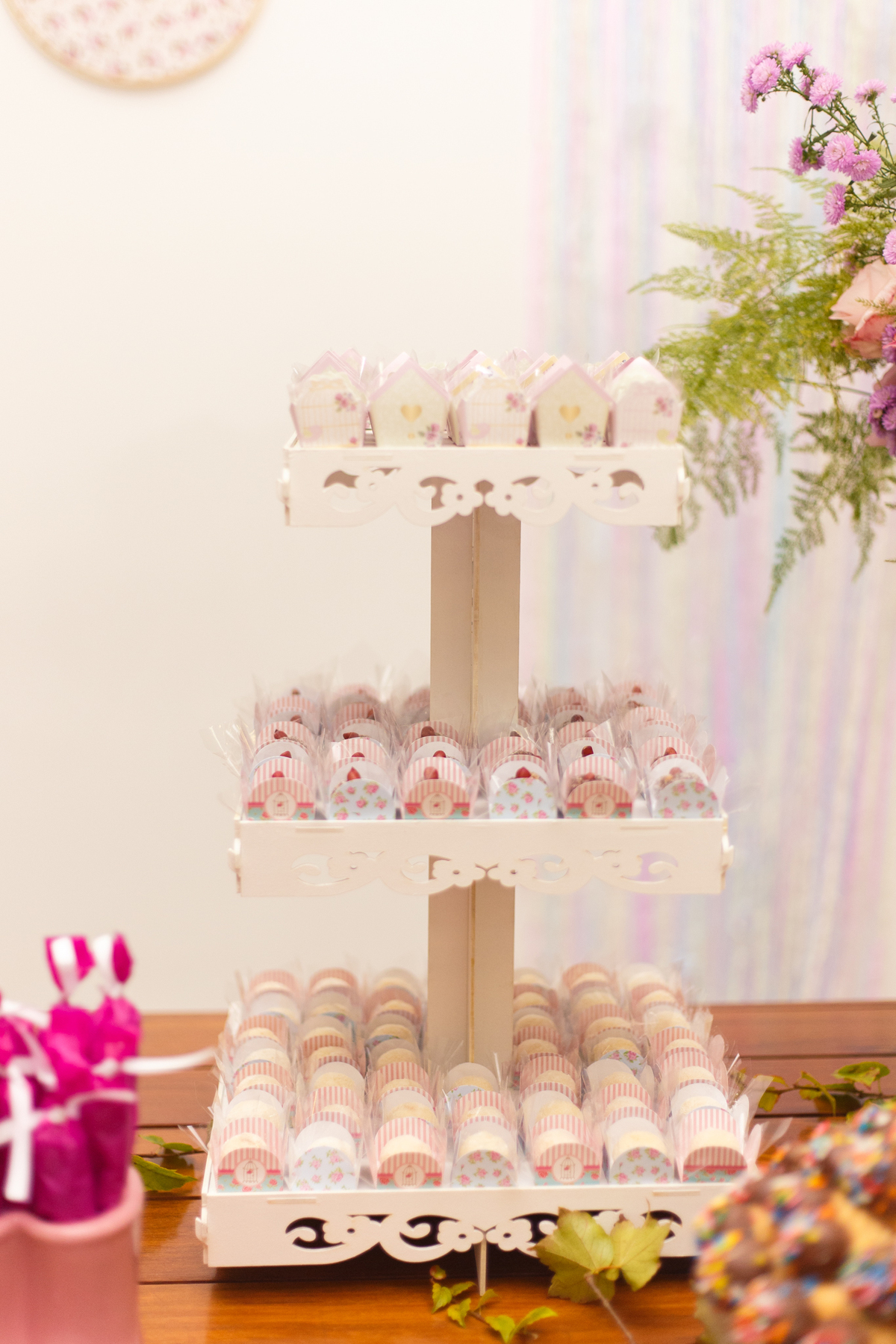 Detalhe da decoração na mesa de doces de aniversário infantil.