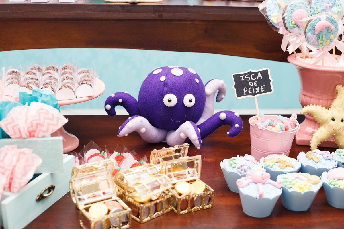 Detalhe da decoração, um polvo de pelúcia, na festa de aniversário infantil no tema sereismo.