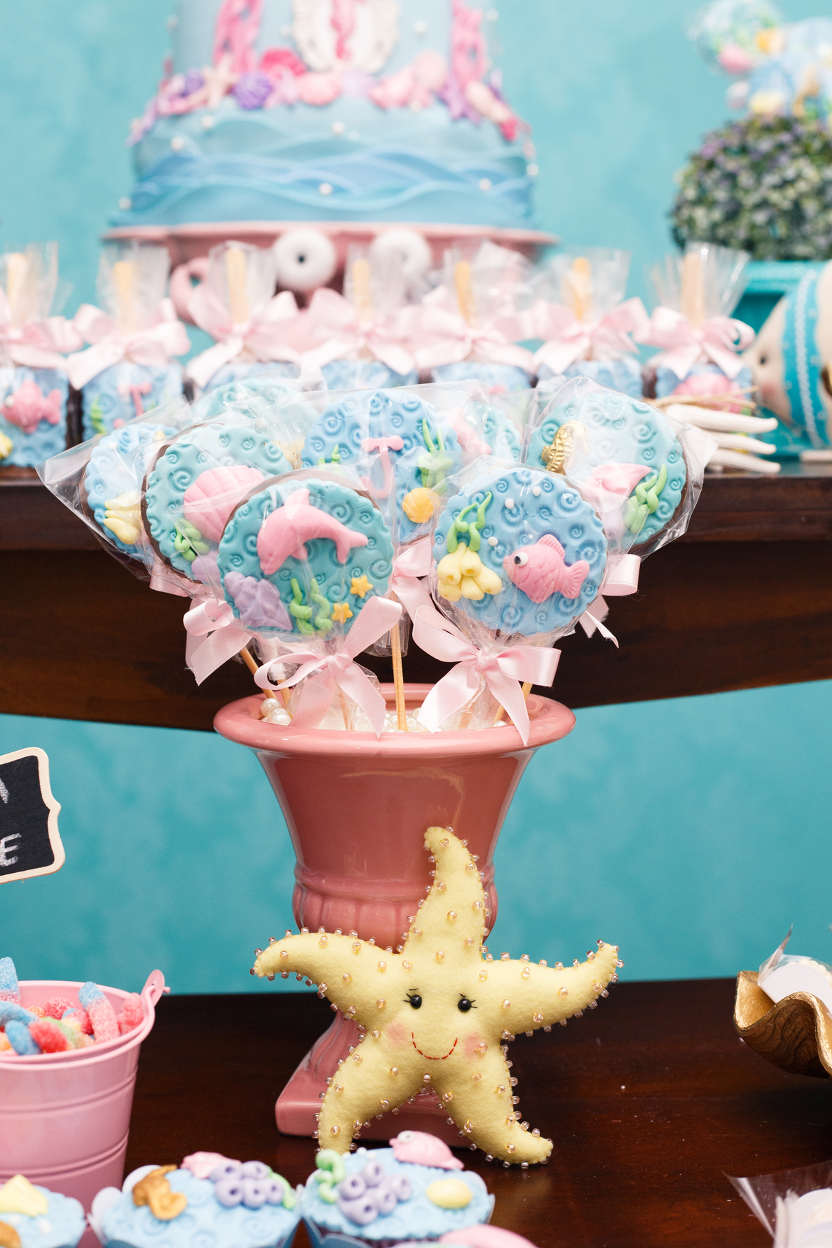 Detalhe do doces personalizados em festa de aniversário infantil no tema sereismo.