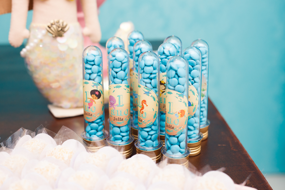 Detalhe dos personalizados em aniversário de 1 ano no tema fundo do mar e sereismo.