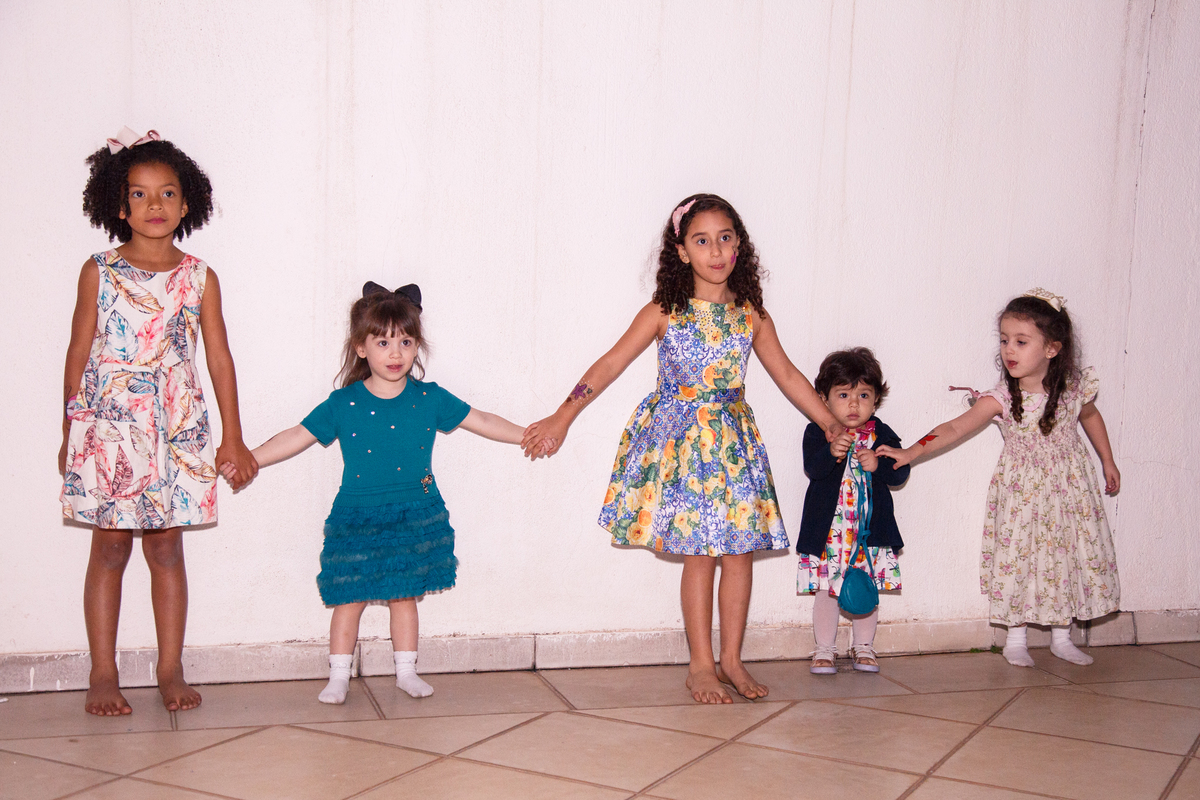 Crianças se preparando para brincadeira durante aniversário infantil.