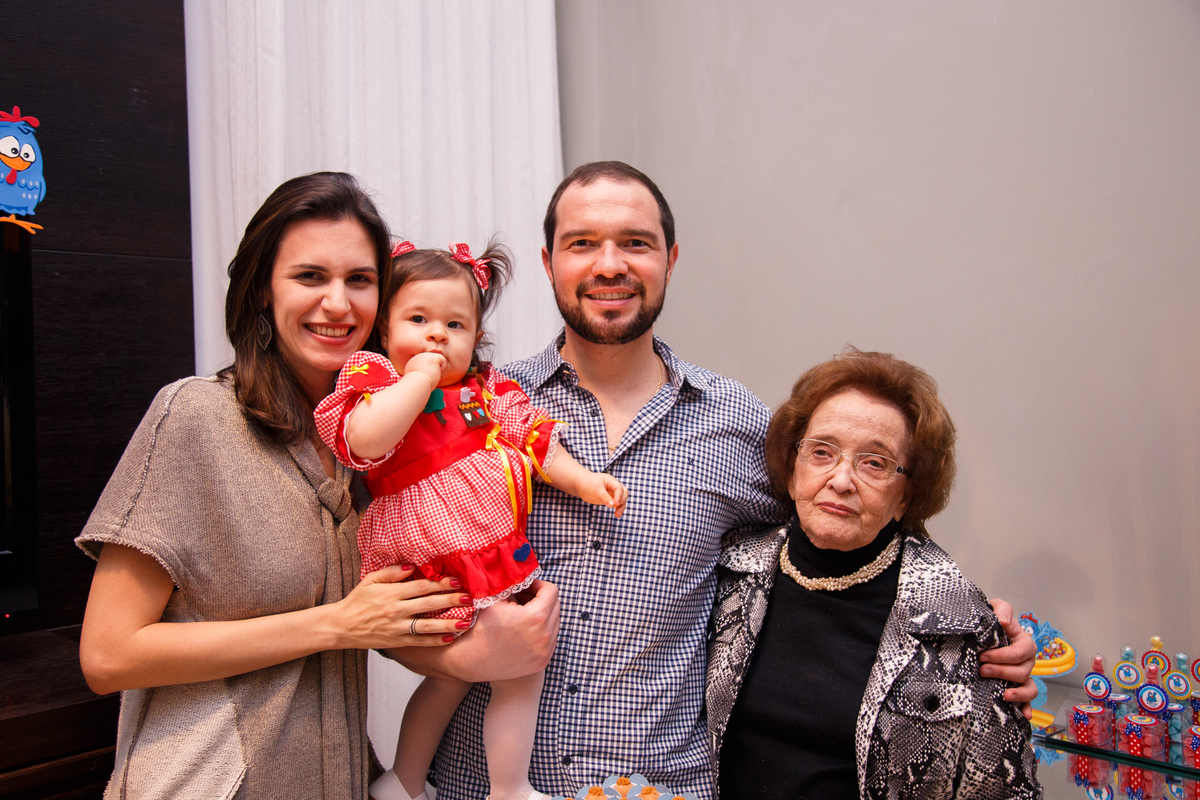 Bebê de 1 ano com seus pais e bisavó em sua festa de aniversário.