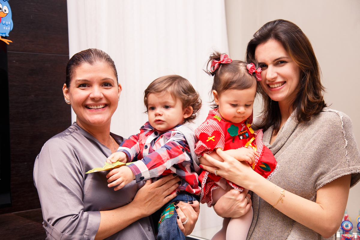 Bebês posando com suas mães durante festa de aniversário infantil no tema galinha pintadinha.