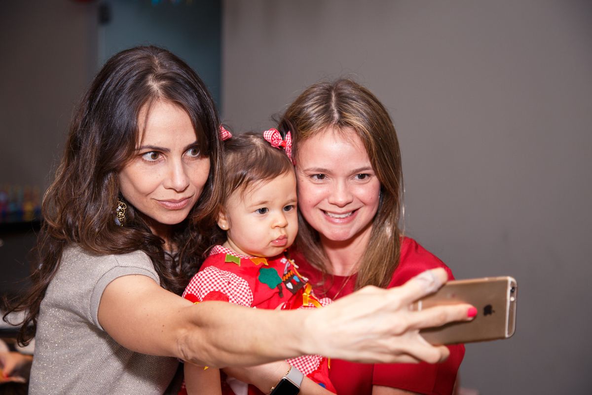 Tias tirando uma selfie com a bebê aniversariante.
