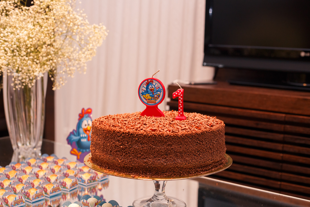 Detalhe do bolo do aniversário infantil de 1 ano no tema Galinha Pintadinha.