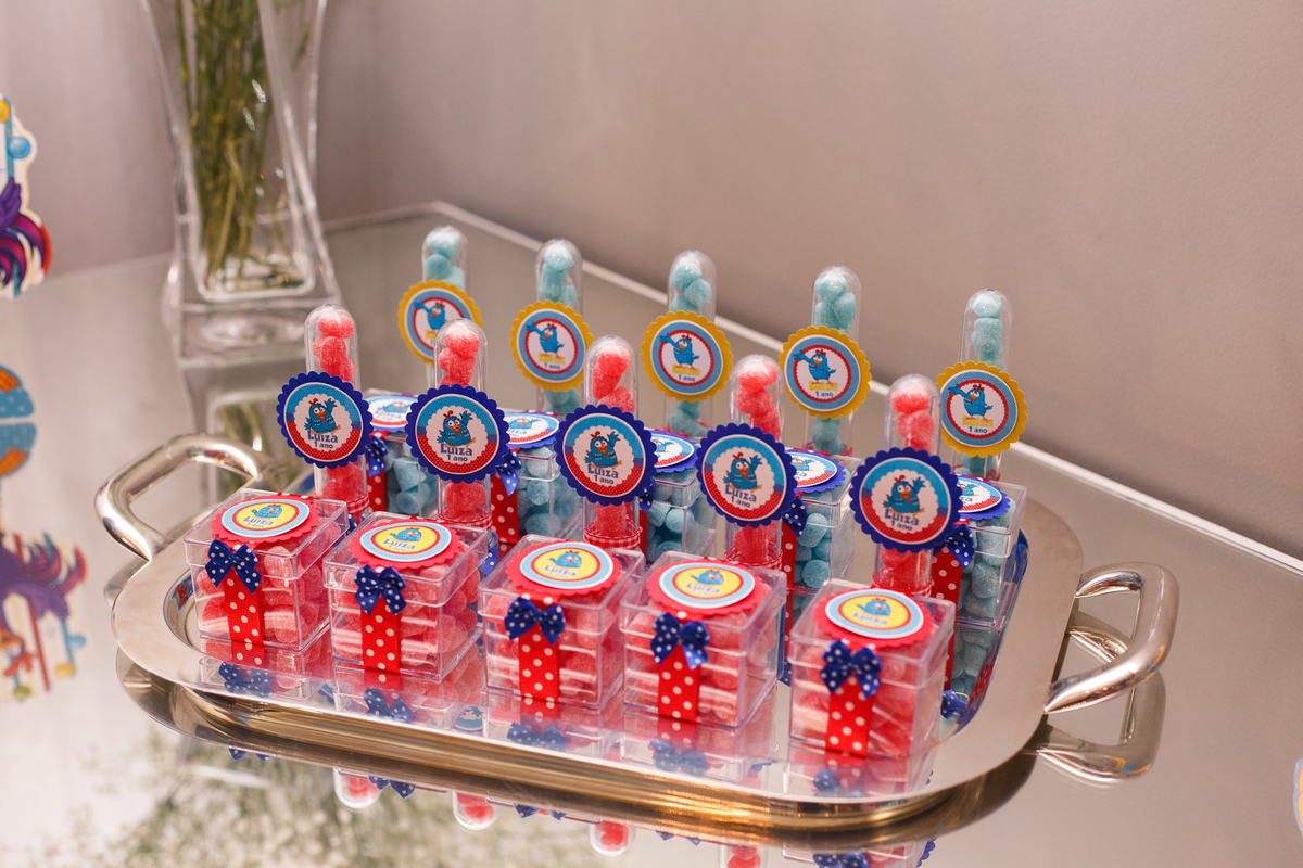Detalhe de balas e lembrancinhas de aniversário infantil no tema galinha pintadinha.