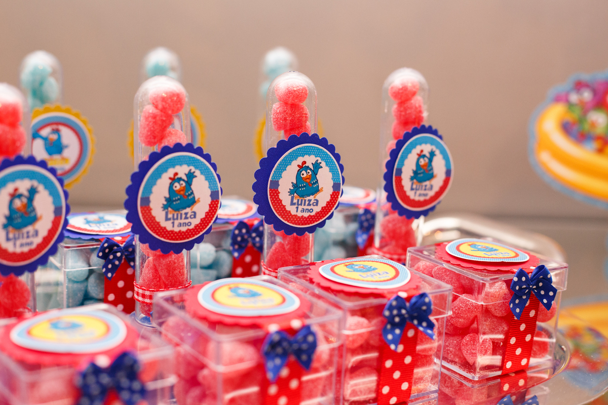 Detalhe de balas e lembrancinhas de aniversário infantil no tema galinha pintadinha.