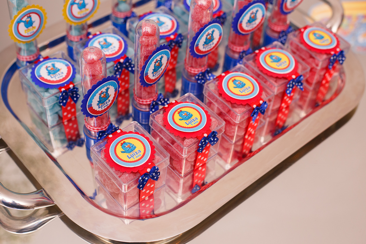 Detalhe dos personalizados em aniversário infantil no tema galinha pintadinha.