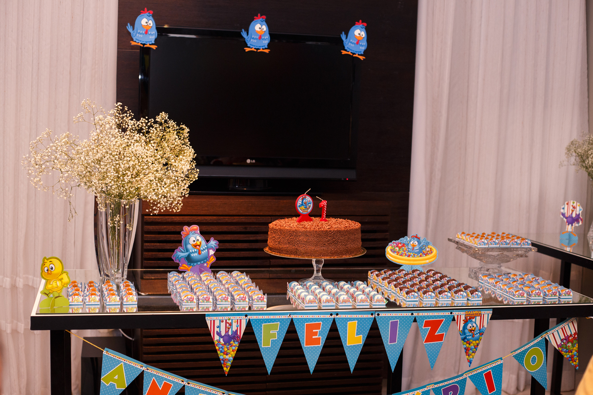 Mesa do bolo em aniversário infantil de 1 ano no tema Galinha Pintadinha.