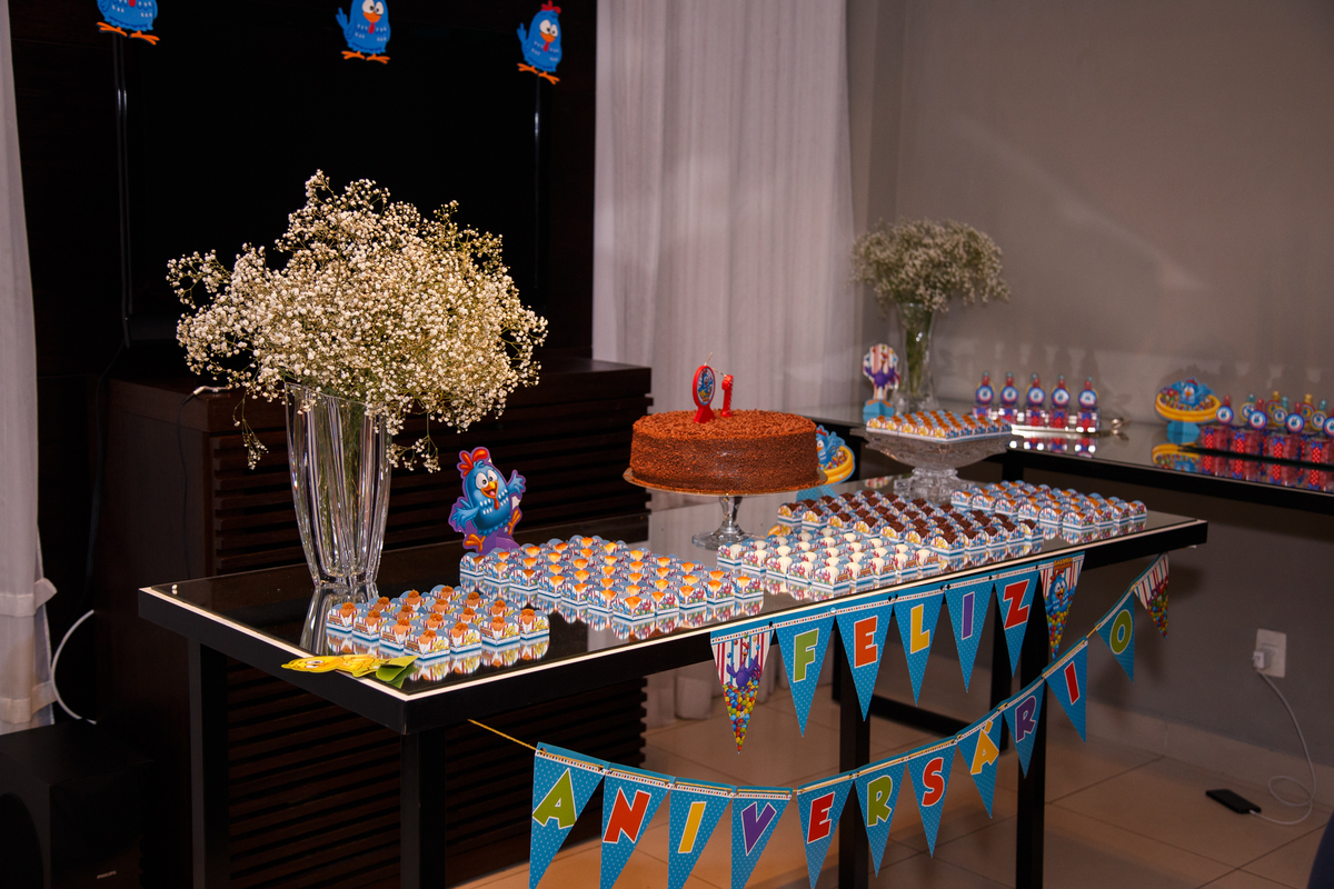 Novo ângulo de mesa do bolo de aniversário infantil de 1 ano, no tema Galinha Pintadinha.