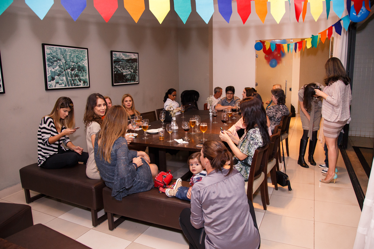 Decoração do salão e convidados em festa de aniversário infantil no tema galinha pintadinha e festa junina.
