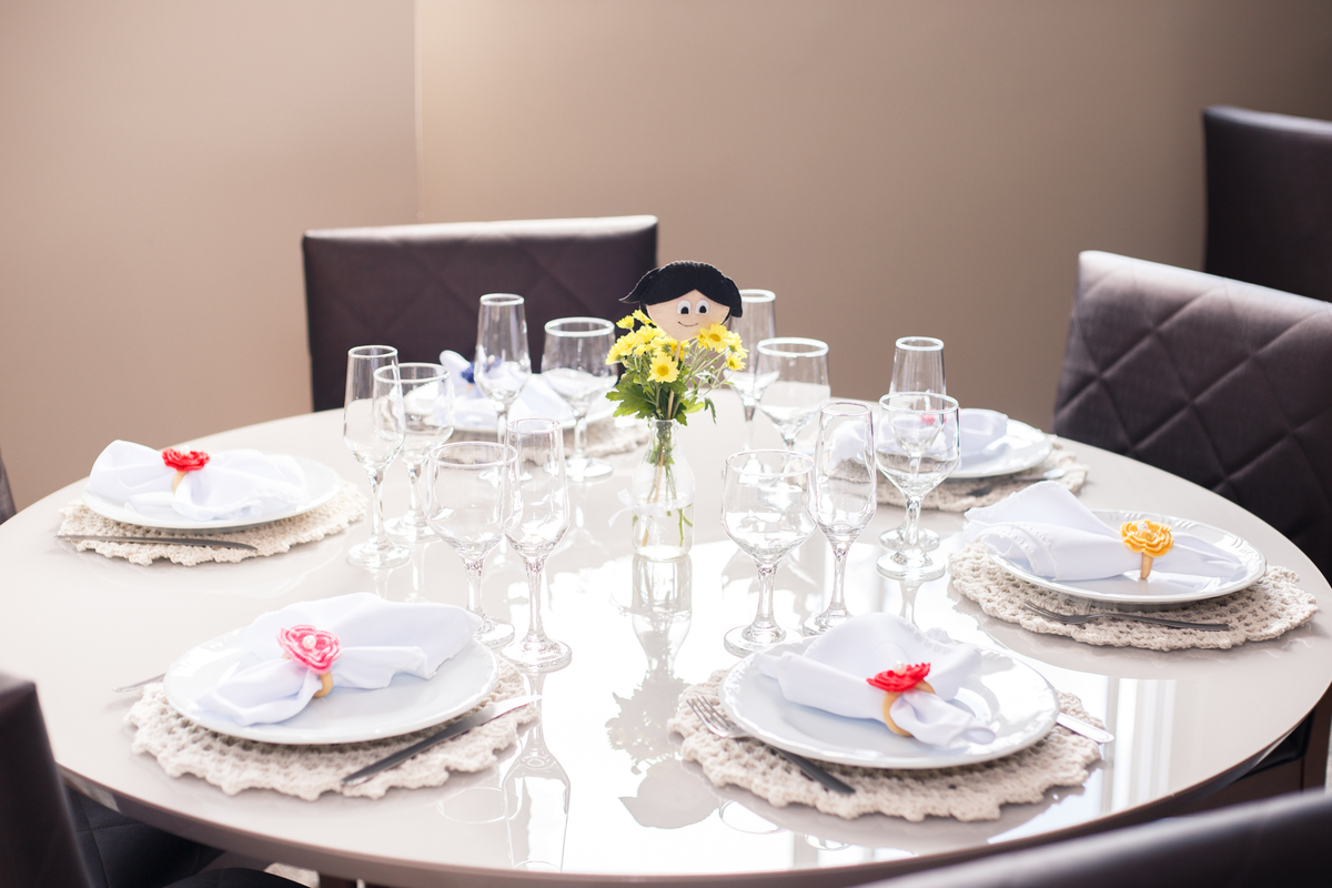 Mesa de almoço em uma festa de aniversário infantil.