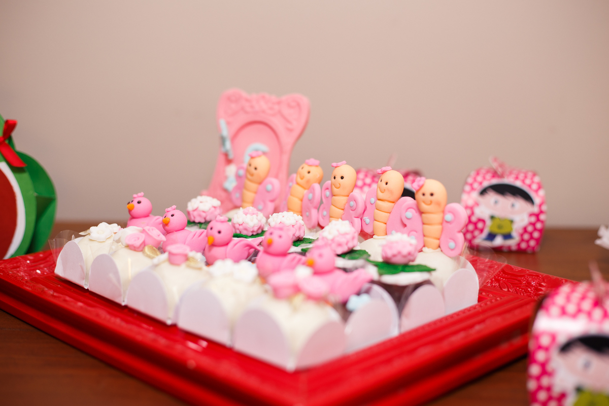 Detalhe dos doces na mesa do bolo de um aniversário infantil.