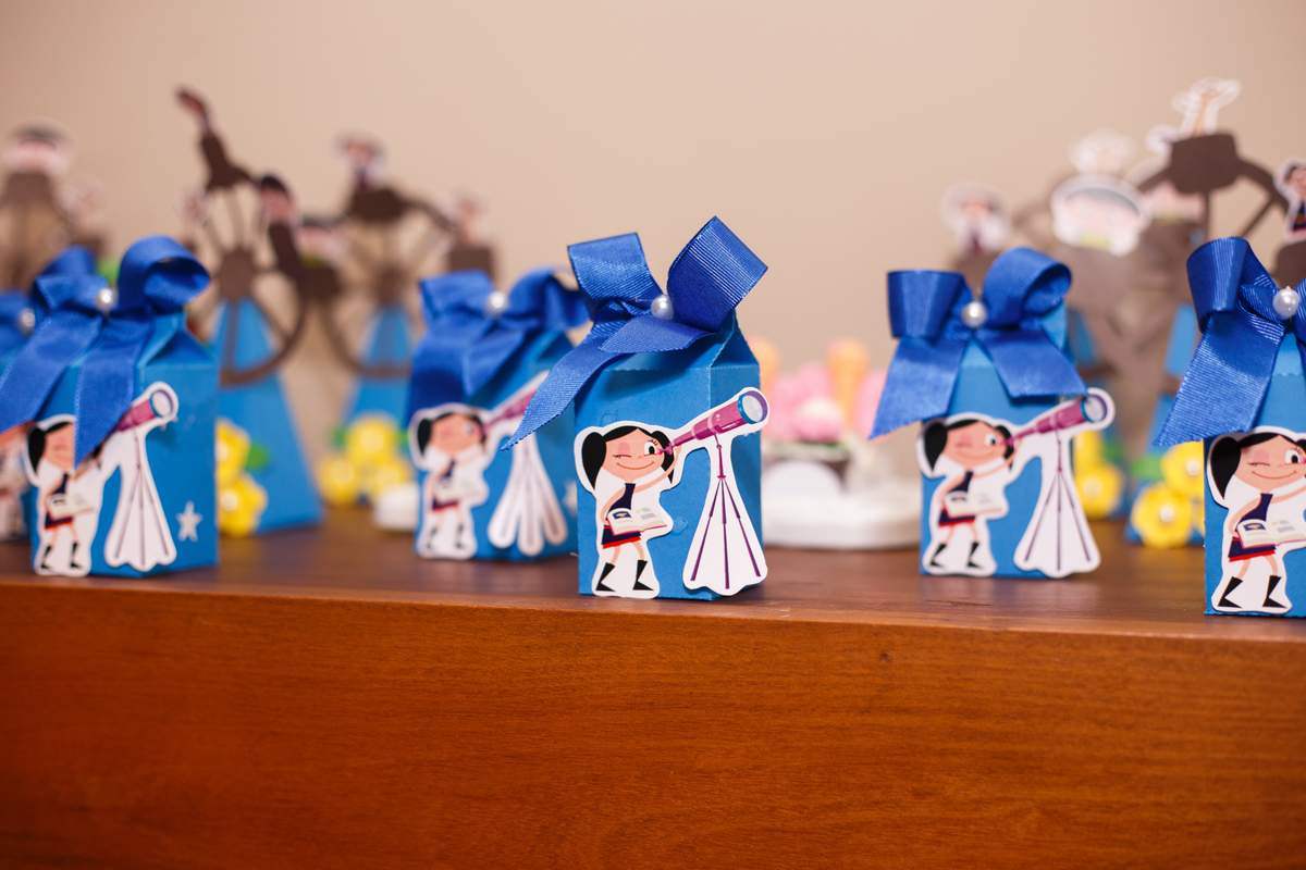 Detalhes das lembrancinhas de um aniversário infantil no tema Show da Luna.