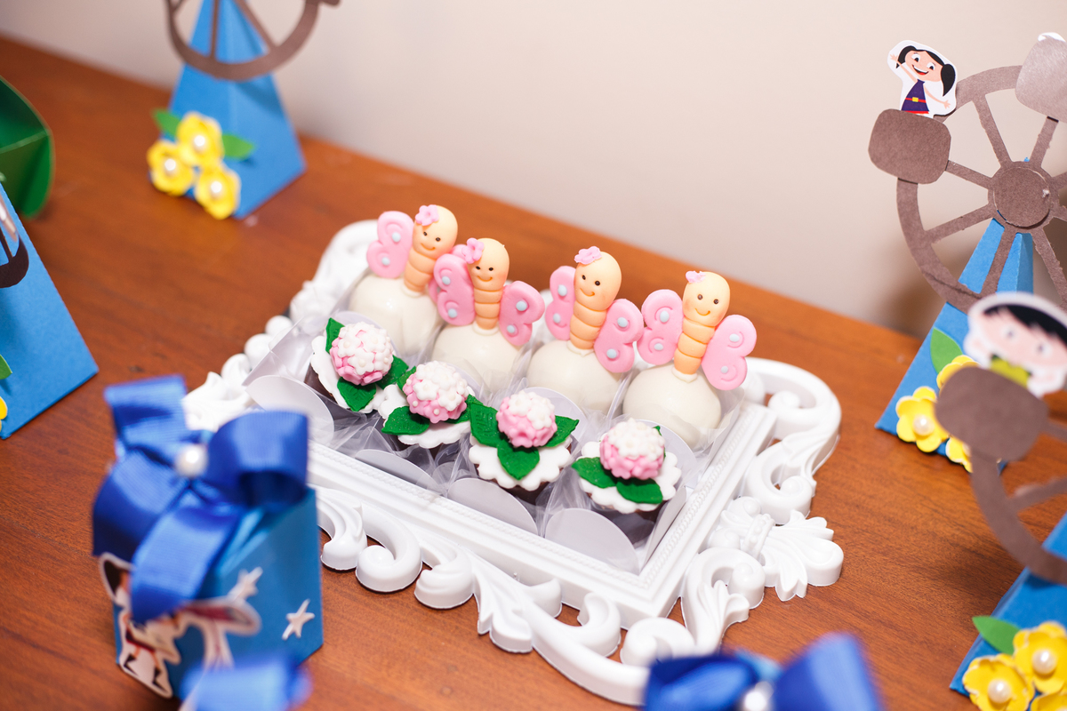 Detalhes dos doces na mesa de um aniversário infantil.