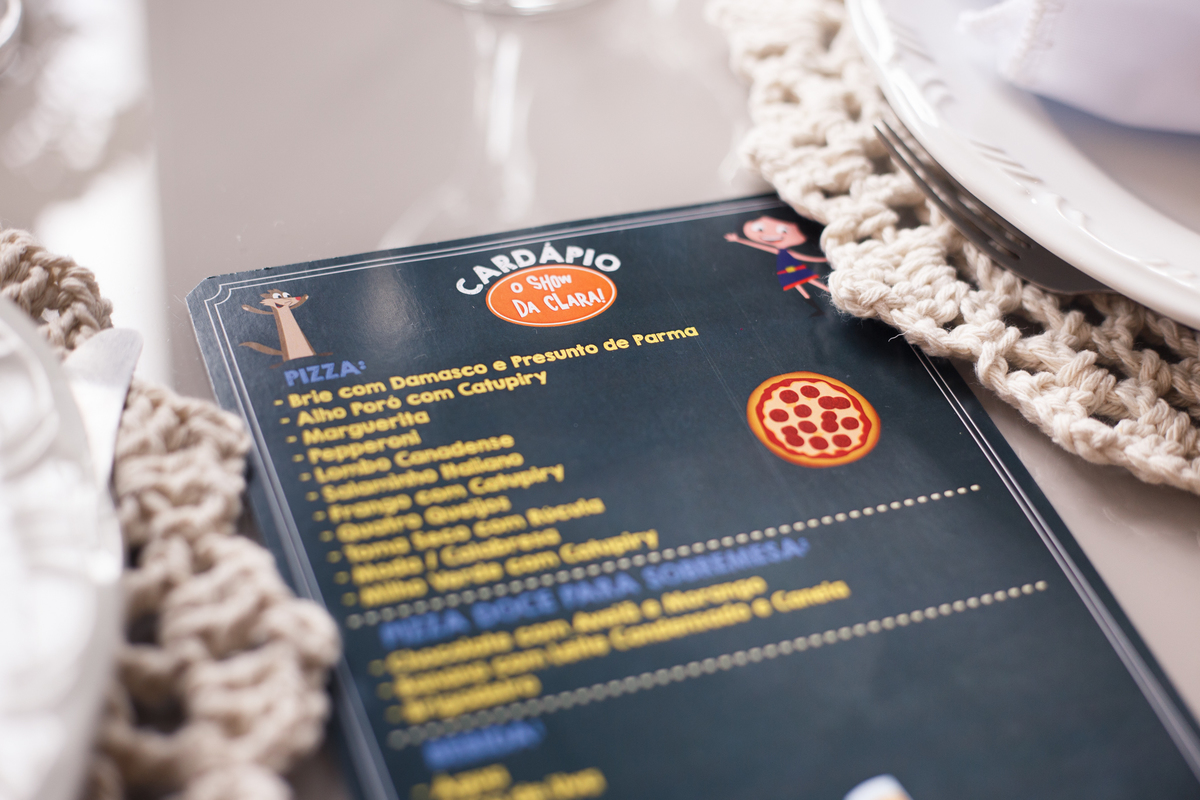 Detalhe do sousplat de crochê e cardápio de um aniversário infantil.