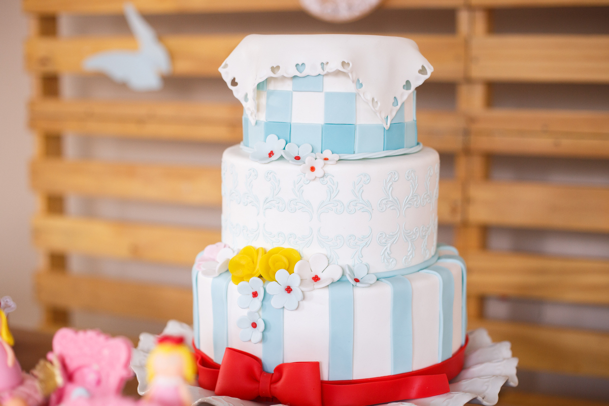 Detalhe do bolo de um aniversário infantil no tema Show da Luna.