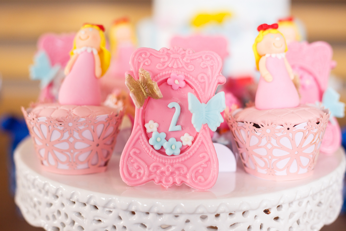 Detalhes dos doces personalizados em um aniversário infantil.