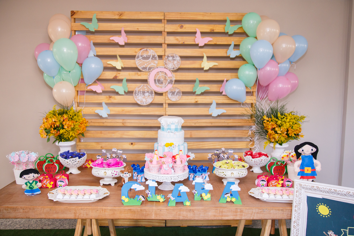 Foto da mesa do bolo de um aniversário infantil no tema Show da Luna.