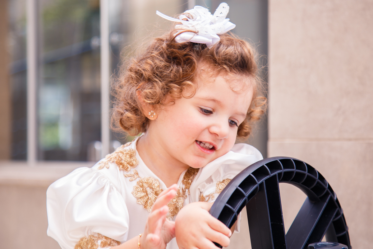 Criança brincando com um volante durante sua festa de aniversário.