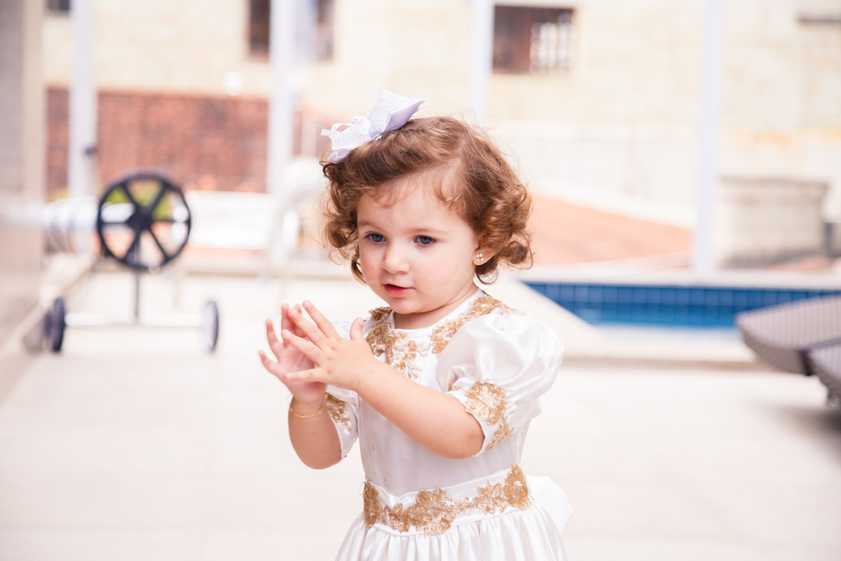 Criança dançando a música do pintinho amarelinho, batendo palmas.