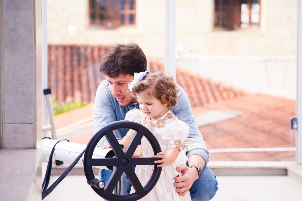 Criança brincando com seu tio com um volante em sua festa de aniversário.