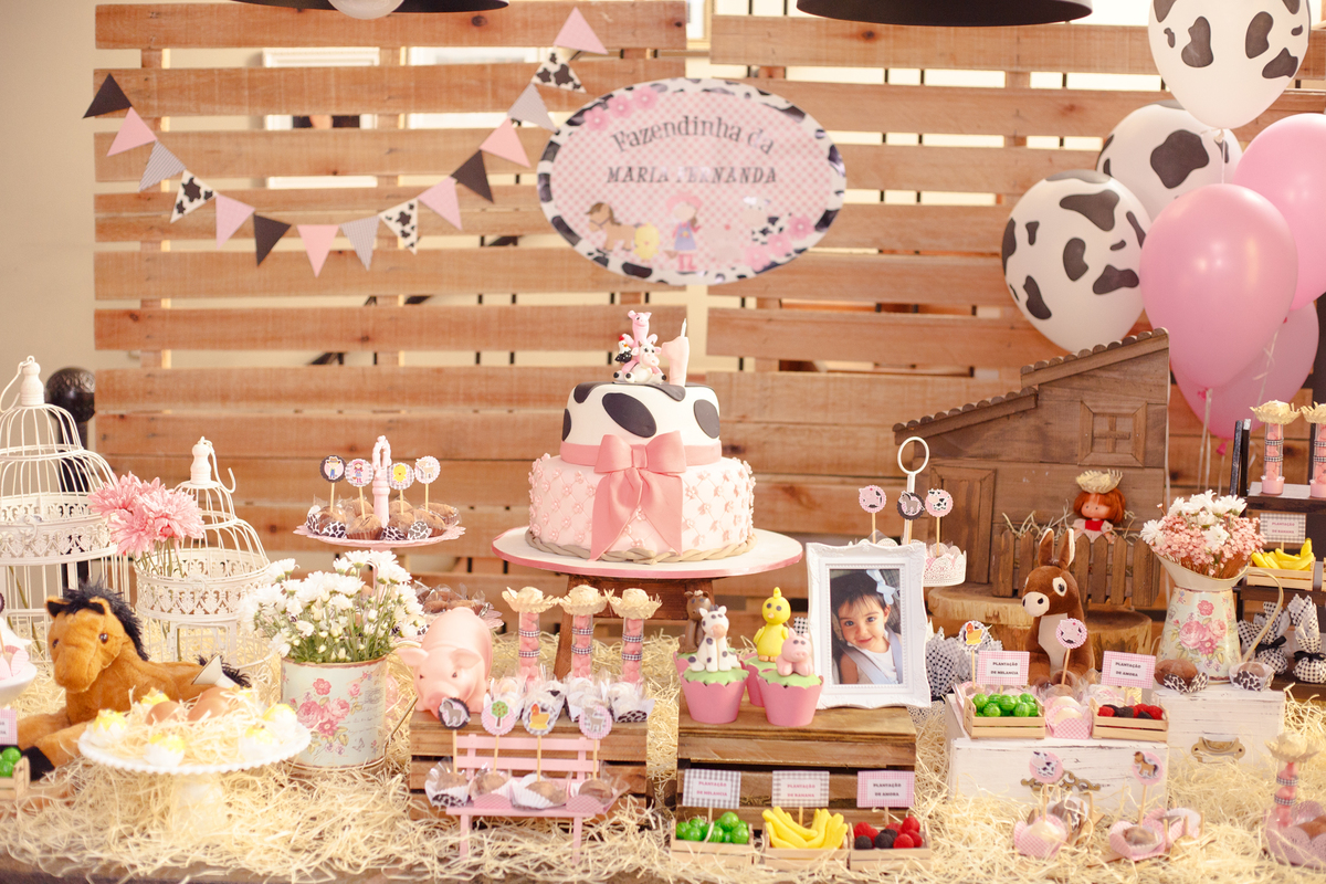 Mesa do bolo com mais detalhes, de um aniversário infantil de 1 ano, no tema fazenda.