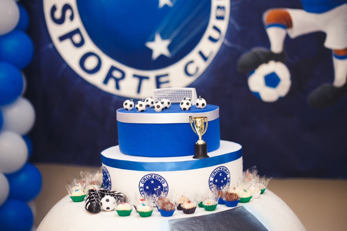 Detalhe do bolo de um aniversário infantil no tema Cruzeiro.