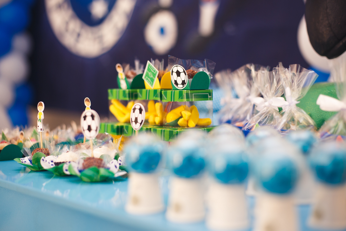 Detalhe da decoração de personalizados em aniversário infantil, com tema futebol.