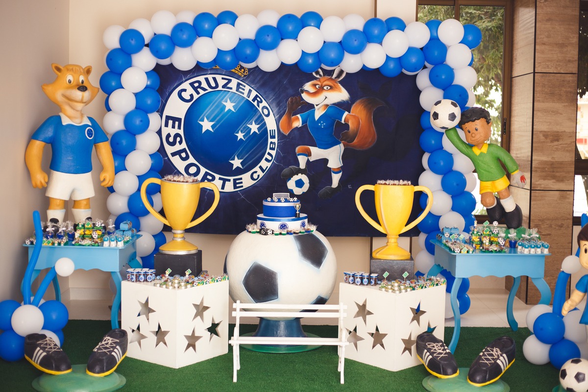 Foto ampla da mesa do bolo de um aniversário infantil no tema Cruzeiro.