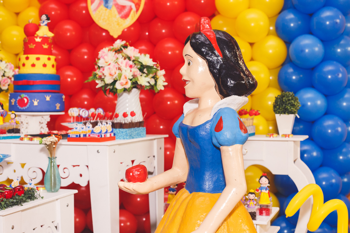Detalhe da decoração de Branca de Neve em um aniversário infantil.