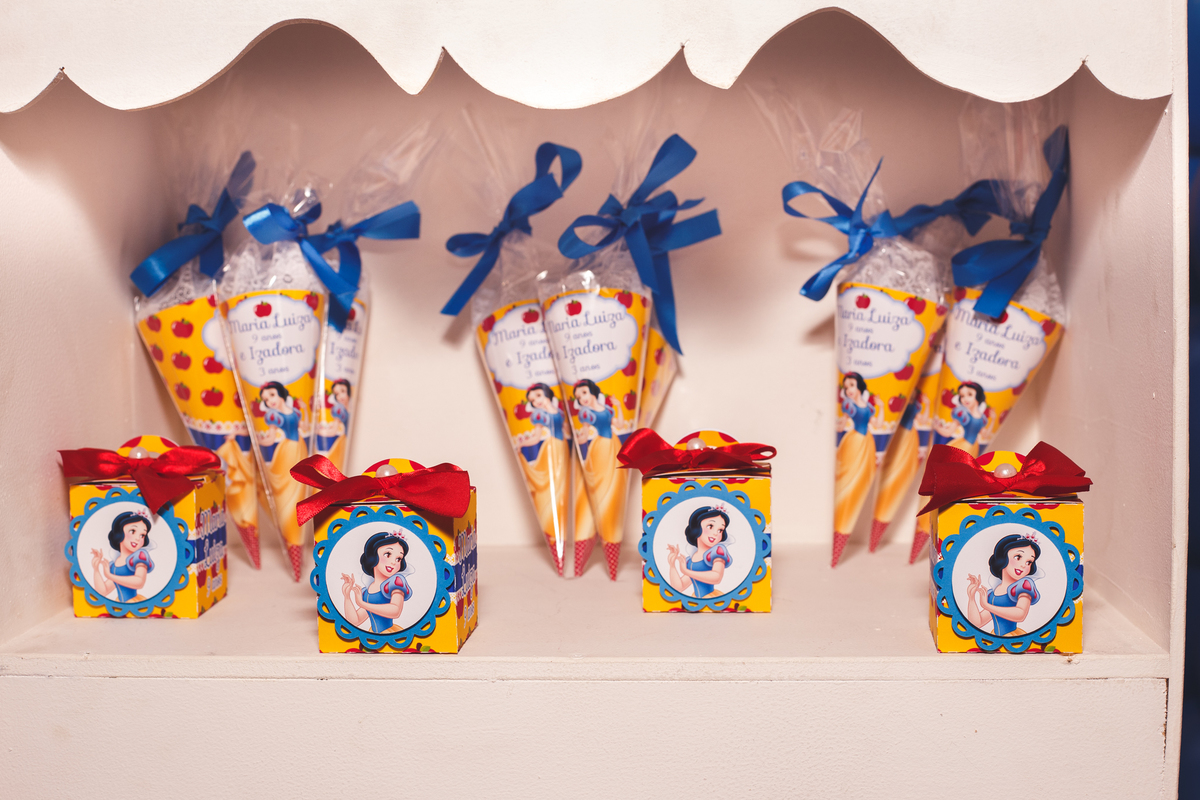 Decoração de um aniversário infantil, com tema Branca de Neve, com detalhe nas lembrancinhas para as crianças.