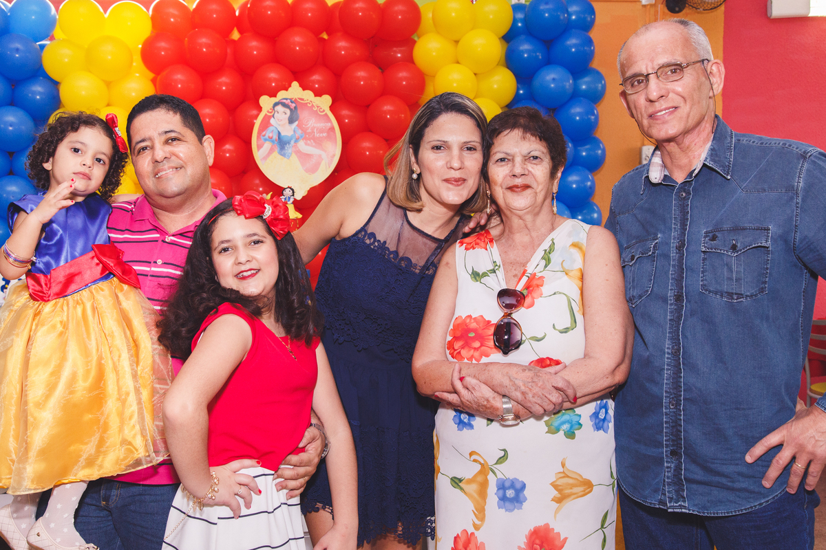 Foto posada em aniversário infantil das crianças com seus pais e avós maternos.