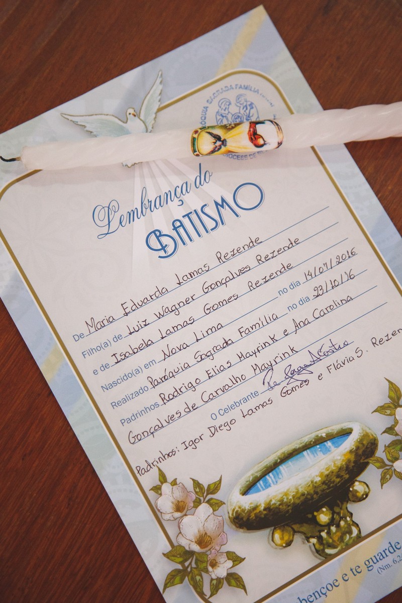 Certificado de batismo da bebê entregue no final da cerimônia.