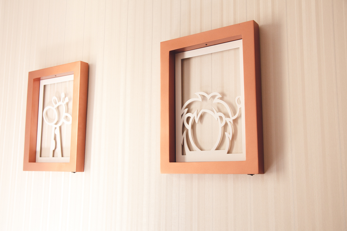 Quadrinhos de enfeite na parede do quarto de um bebê recém-nascido.