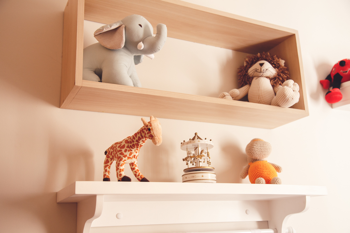Prateleiras com brinquedos no quarto de um bebê recém-nascido.
