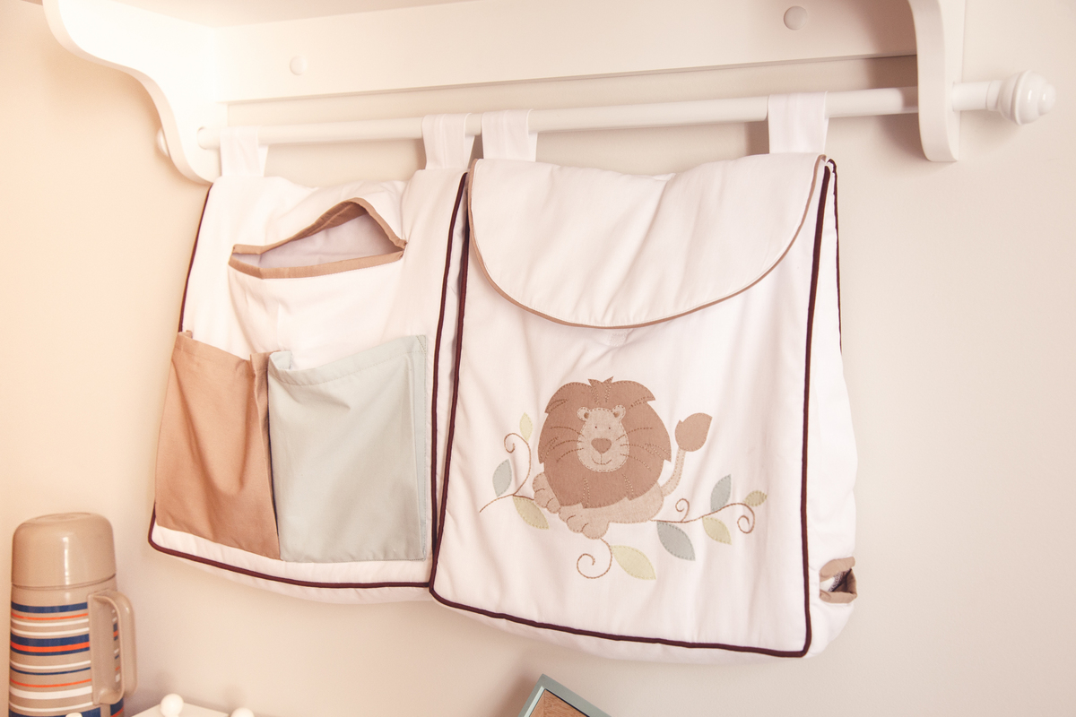 Detalhes da decoração do quarto de um bebê recém nascido, no caso, acessórios para auxiliar a troca de fralda.