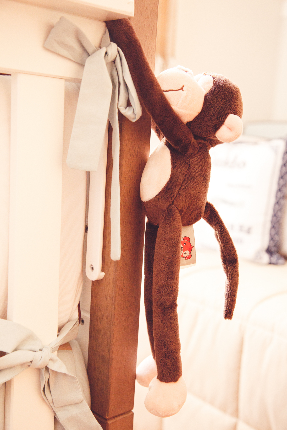 Detalhes da decoração do quarto de um neném, no caso um macaco de pelúcia enfeitando a porta.