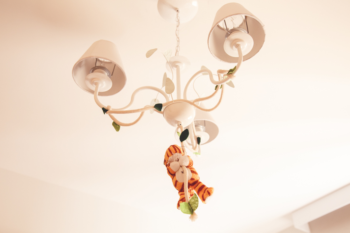 Detalhe da luminária do quarto de um bebê recém-nascido.