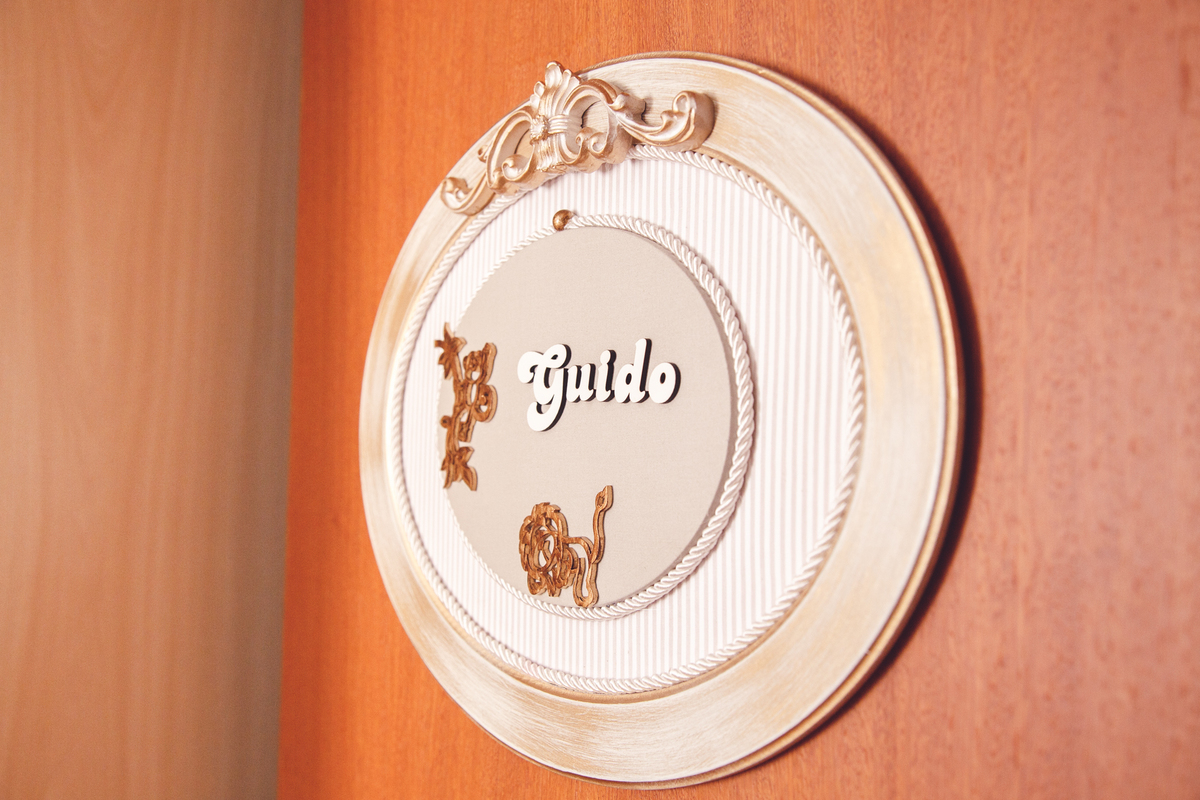 Enfeite de porta no quarto de um bebê recém-nascido.