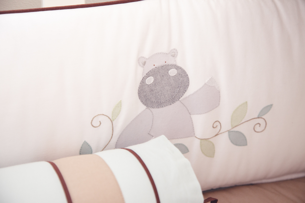 Detalhe da almofada no berço de um bebê recém nascido.