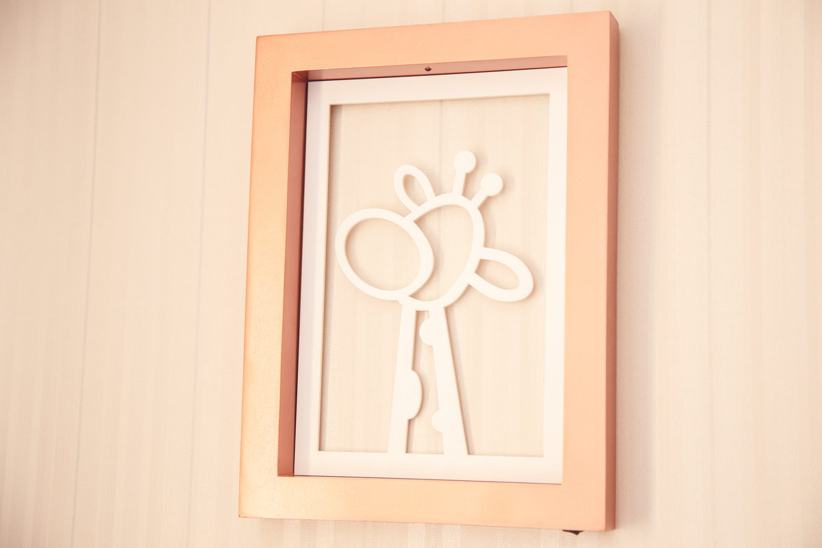 Quadro de enfeite na parede do quarto de um neném recém nascido.