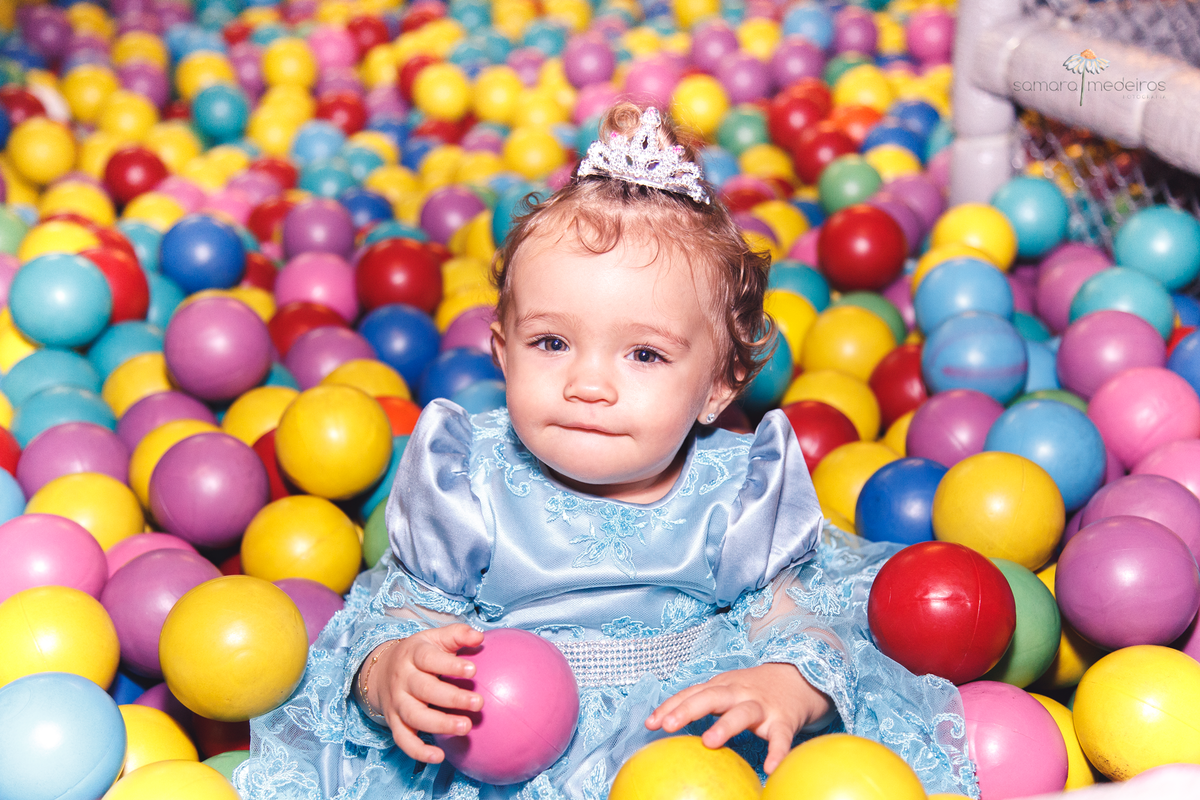 Bebê de 1 ano dentro da piscina de bolinhas brincando em sua festa de aniversário.