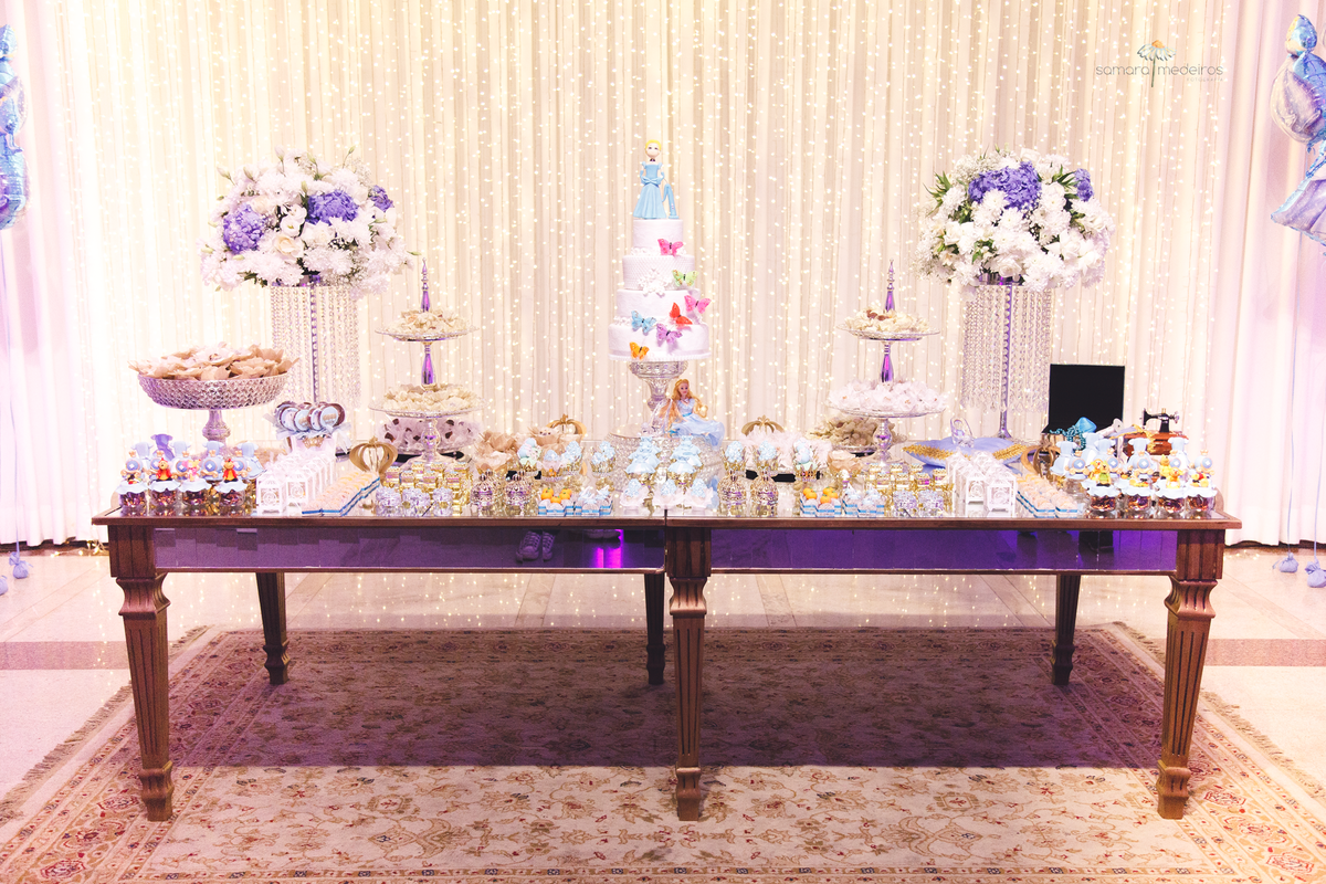Mesa do bolo de aniversário infantil de 1 ano com o tema Cinderela, Disney.