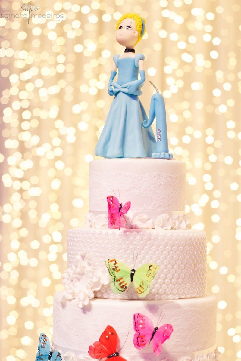 Detalhe do bolo de aniversário de 1 ano no tema Cinderela, da Disney.