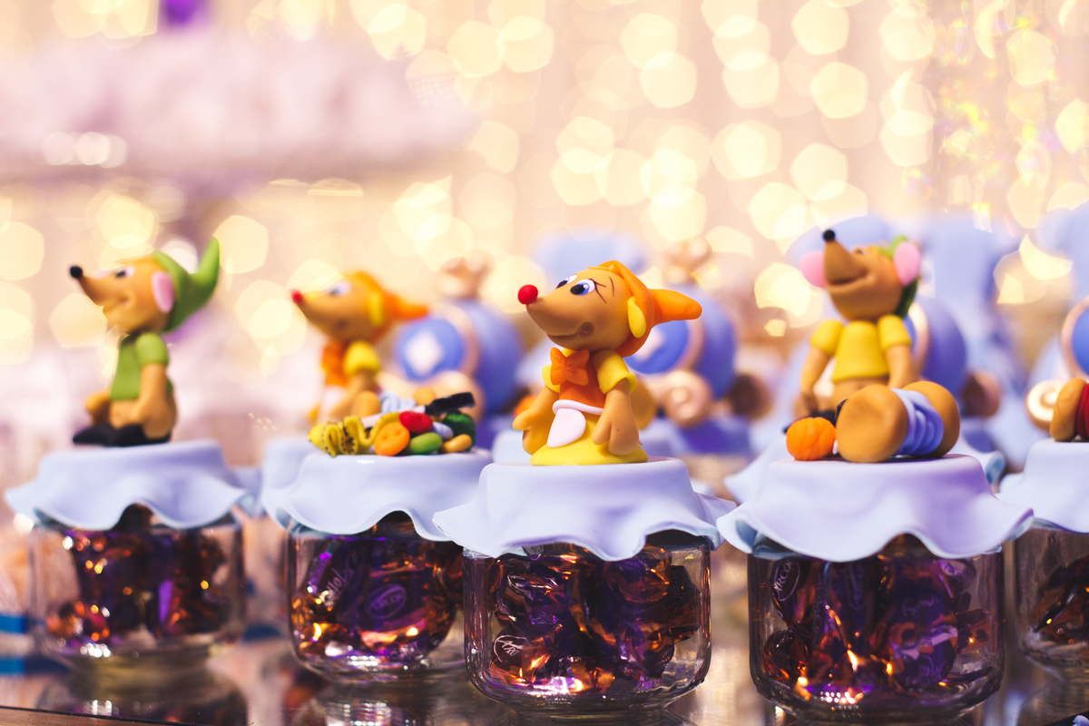 Detalhes dos doces personalizados na mesa do bolo, em aniversário infantil de 1 ano, em buffet em Belo Horizonte.