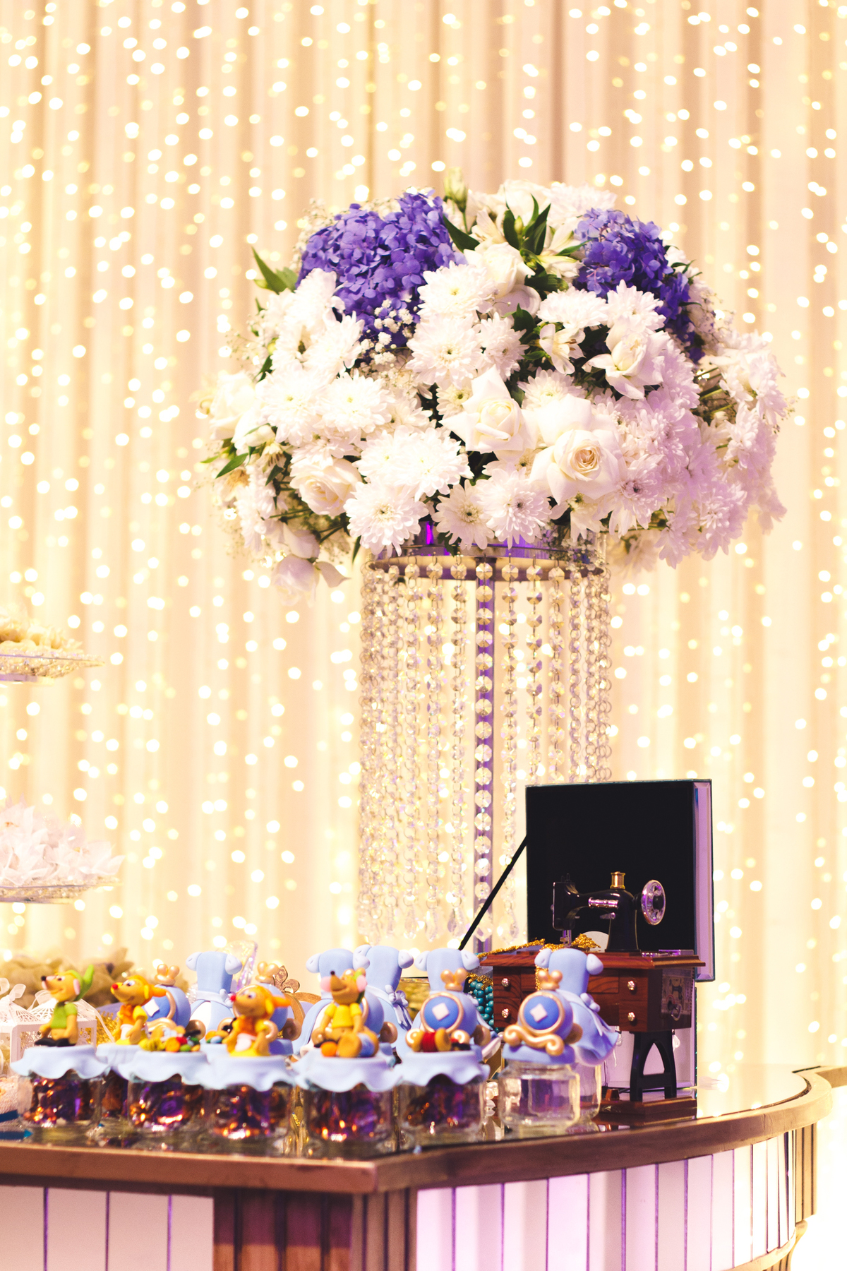 Detalhe da decoração da mesa de aniversário de 1 ano no tema Cinderela