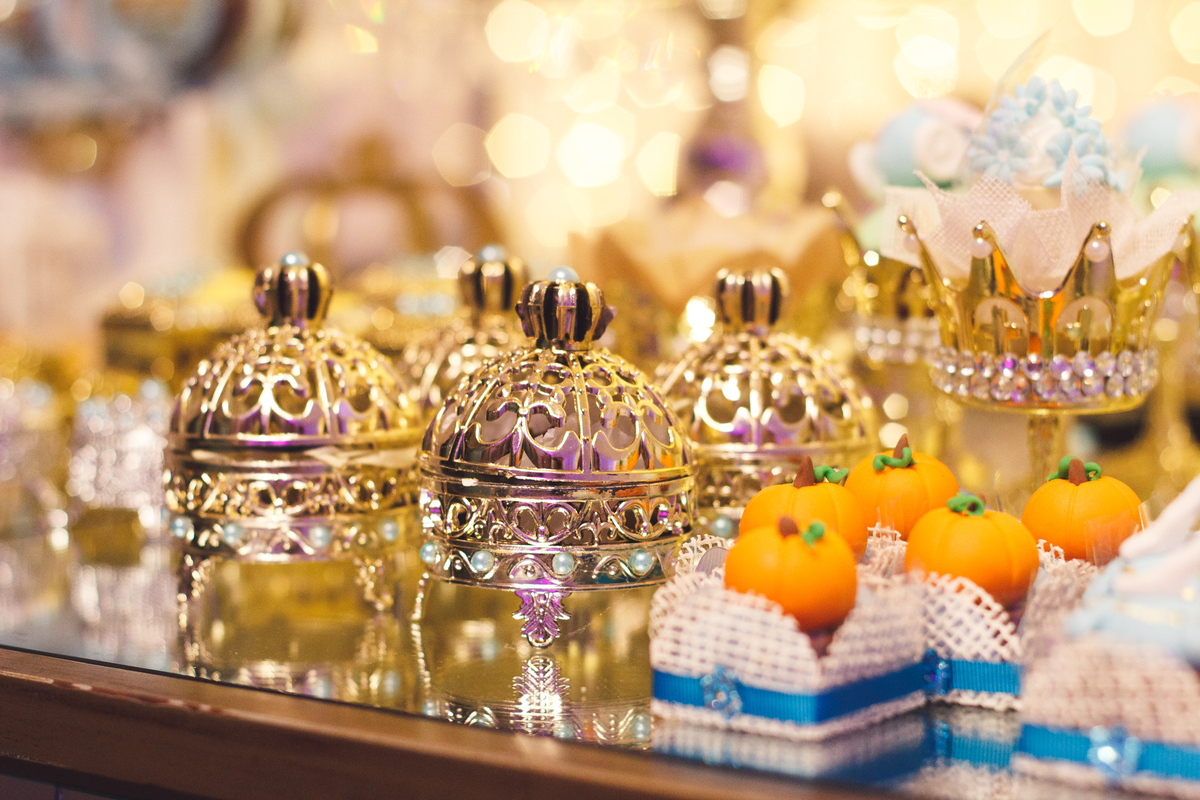 Detalhe da decoração da mesa do bolo, com doces personalizados em buffet de aniversário infantil em Belo Horizonte.