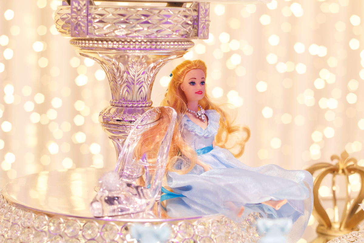 Detalhe da mesa do bolo decorada para aniversário infantil de 1 ano, no tema Cinderela.