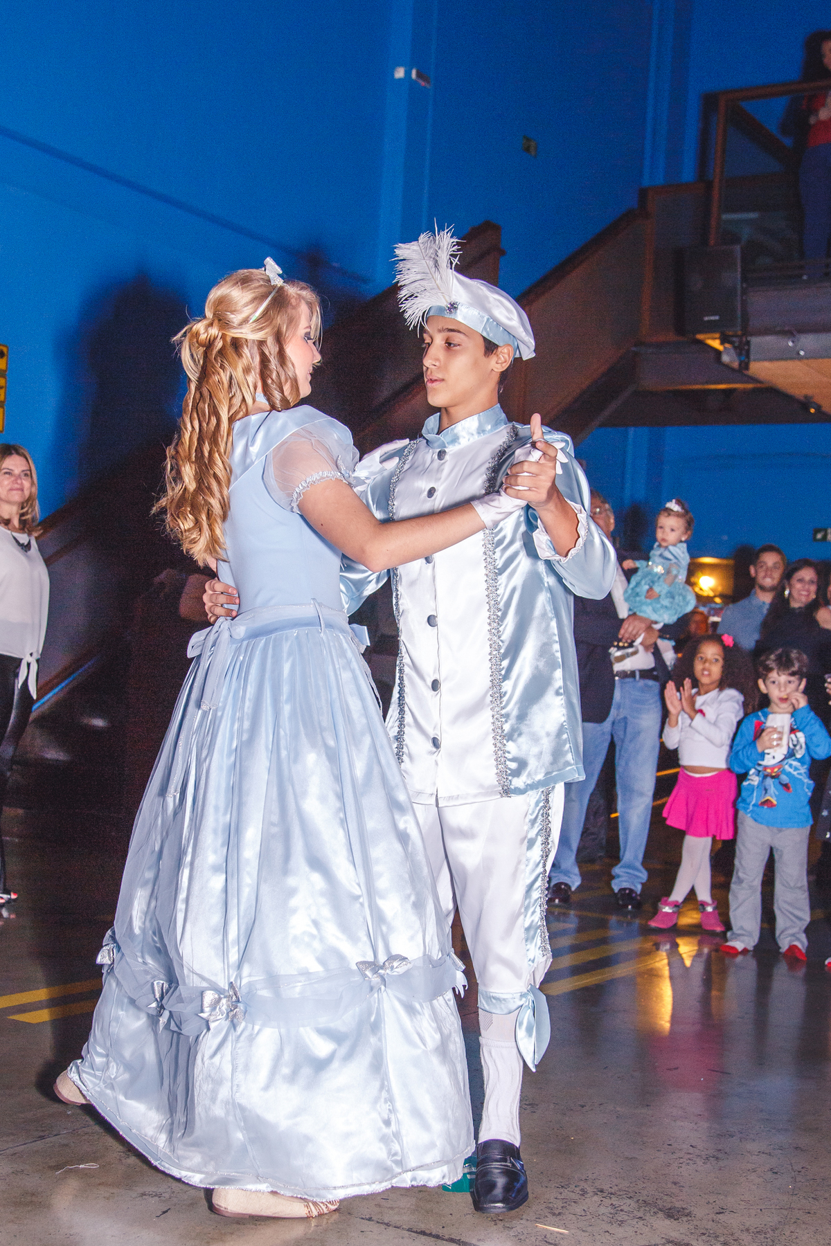 Casal de príncipe e princesa Cinderela, dançando em aniversário infantil, em buffet de Belo Horizonte.